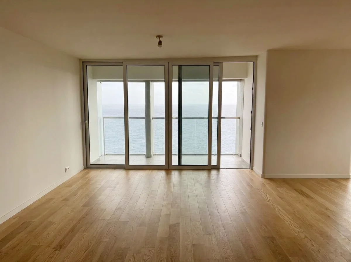 The Caniço apartment living room, empty before our setup